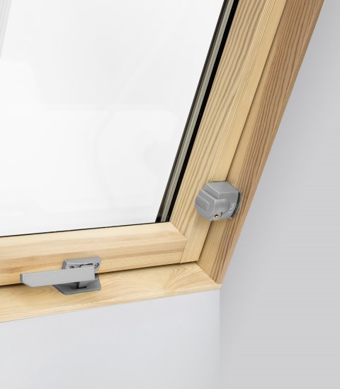 Safety lock of roof windows